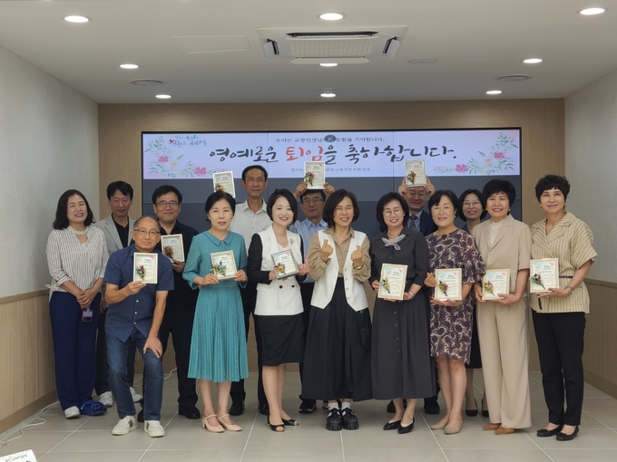 용인교육지원청은 지난 23일 용인 지역 초등학교 4명, 중등학교 7명 교장선생님들과 함께 영예로운 퇴임을 축하하는 '2024년 8월 31일자 초·중등 퇴직 교장 정담회'를 실시했다. (사진=용인교육지원청 제공)