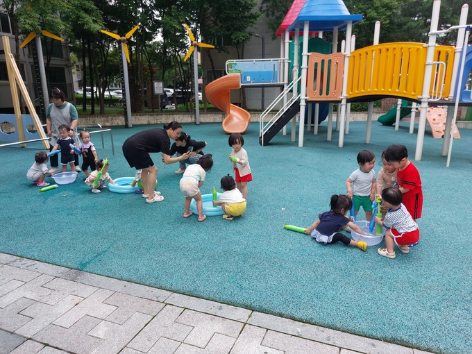 주택관리공단 가평읍내 주거행복지원센터는 가평지역 놀이터가 없는 어린이집을 대상으로 가평읍내 주공아파트 놀이터를 제공하여, 지역사회 아동의 안전하고 건강한 놀이 환경을 제공하고자 해든나라 어린이집과 업무협약(MOU)을 체결했다. (사진=주택관리공단 가평읍내 주거행복지원센터 제공)