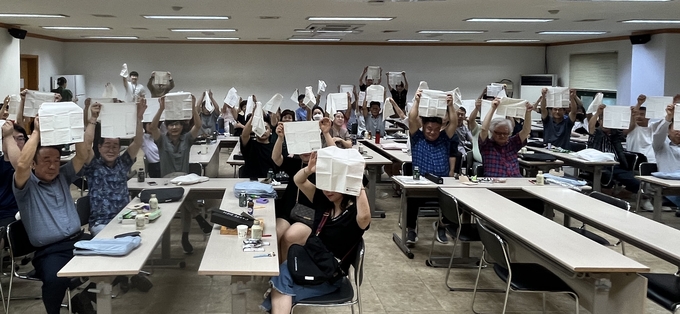 1회용 종이타월 대신 손수건 사용하기 캠페인. (사진=경상원 제공)
