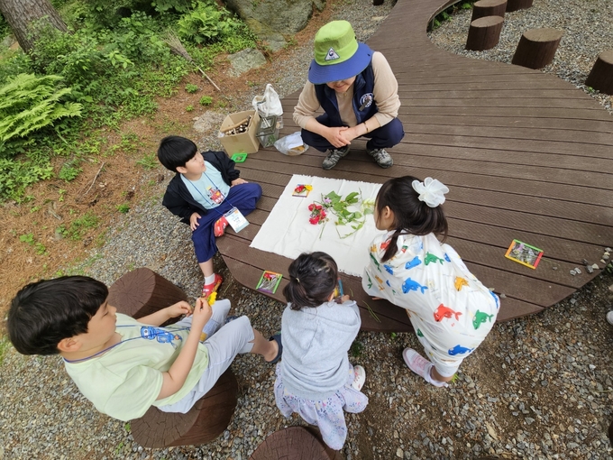 가평군환경질환예방관리센터 '환경감수성을 높이는 가족캠프' 모습. (사진=가평군 제공)