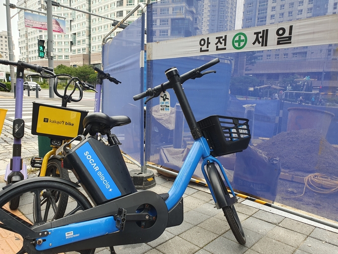수원시 공사현장 인근에 무분별하게 주차돼 있는 개인형 이동장치(PM). (사진=이근 기자)