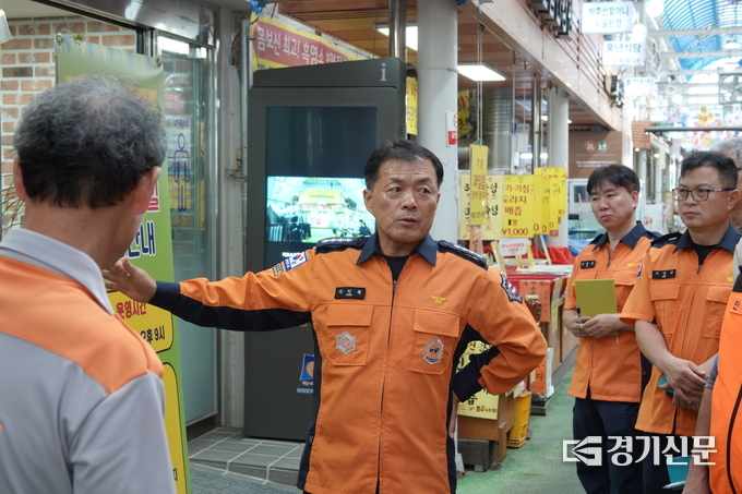 신인철 소방서장이 화재 안전 점검을 진행하고 있다. (사진=안성소방서 제공)
