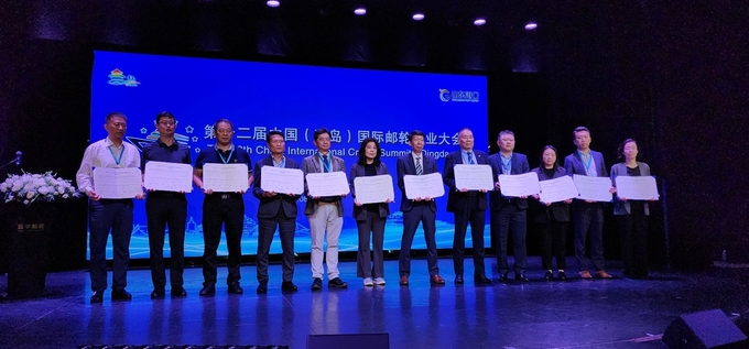 지난 26일 중국 칭다오에서 열린 제12회 중국 칭다오 국제크루즈산업 포럼’에서 인천시와 칭다오시 관계자 등이 크루즈 국제협력 공동 선언문을 들고 기념촬영하고 있다. ( 사진 = 인천시 제공 )
