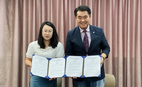  김만수 국제신문방송미디어교류협회 회장은 산동라디오텔레비전신문사와 업무 협약식을 갖고 기념 촬영하고 있다.. ( 사진 = 국제신문방송미디어교류협회 제공 )<br>

