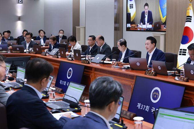 윤석열 대통령이 27일 서울 용산 대통령실 청사에서 열린 국무회의에서 발언하고 있다. (사진=연합뉴스)