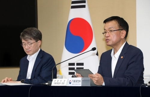 내년 예산안을 설명하는 최상목 부총리 겸 기획재정부 장관(왼쪽 김동일 예산실장) (사진=연합뉴스)