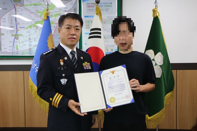 성남수정경찰서가 중요 범인 검거에 기여한 시민에게 감사장을 수여했다. (사진=성남수정경찰서 제공)