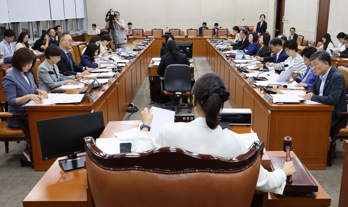 27일 저녁 서울 여의도 국회에서 여야 쟁점법안인 간호법안 심사를 위한 보건복지위원회 1소위원회의가 개회되고 있다. (사진=연합뉴스)