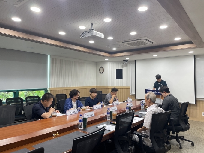 시흥시는 지난 26일 시흥시청 혁신토론방에서 열린 경기도 등록 정당 관계자들이 참여한 정당 간담회에서 ‘정당현수막 설치에 관한 양해각서’를 개정하고 새로운 합의서를 체결했다.(사진=시흥시 제공).