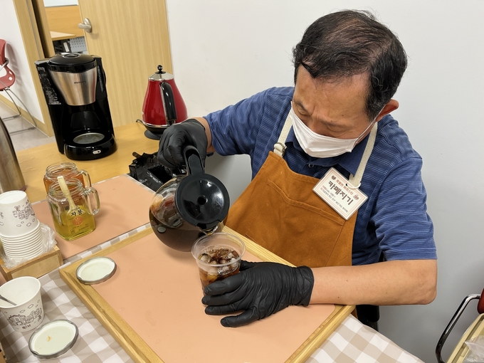 카페지기 어르신이 음료를 제조하는 모습. (사진=부천시 제공)