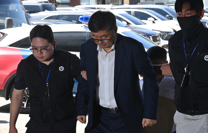 공장 화재로 23명의 사망자가 발생한 화성 아리셀 리튬전지 업체 박순관 대표가 28일 수원지방법원에서 열린 구속 전 피의자 심문(영장실질심사)을 마친 뒤 대기장소인 수원남부경찰서로 들어서고 있다.