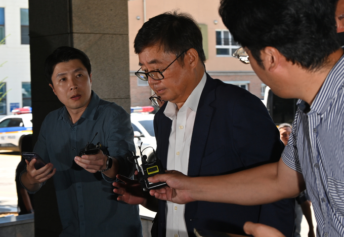공장 화재로 23명의 사망자가 발생한 화성 아리셀 리튬전지 업체 박순관 대표가 28일 수원지방법원에서 열린 구속 전 피의자 심문(영장실질심사)을 마친 뒤 대기장소인 수원남부경찰서로 들어서고 있다.