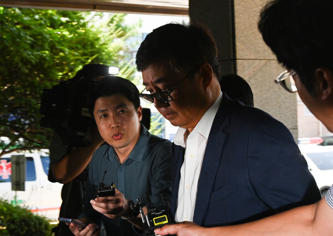 공장 화재로 23명의 사망자가 발생한 화성 아리셀 리튬전지 업체 박순관 대표가 28일 수원지방법원에서 열린 구속 전 피의자 심문(영장실질심사)을 마친 뒤 대기장소인 수원남부경찰서로 들어서고 있다.