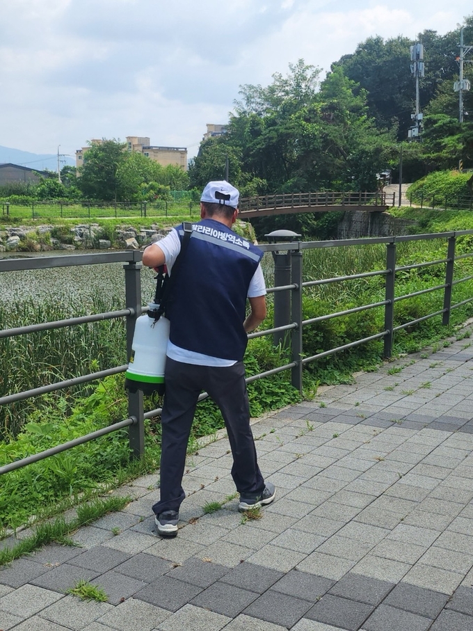 구리시보건소 관계자가 말라리아 방역소독을 하고 있다. (사진=구리시 제공)