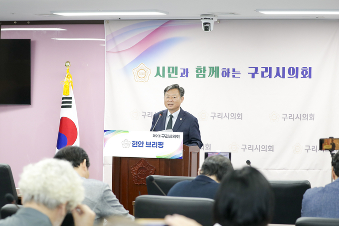 신동화 구리시의장이 28일 구리시의회 멀티룸에서 주요 현안에 대해 브리핑을 하고 있다. (사진=구리시의회 제공)