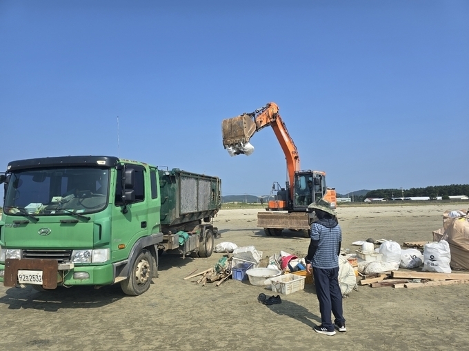 인천 옹진군 백령면 사곶해변에서 수거한 해양폐기물을 운반트럭에 실고 있다. ( 사진 = 옹진군 제공 )