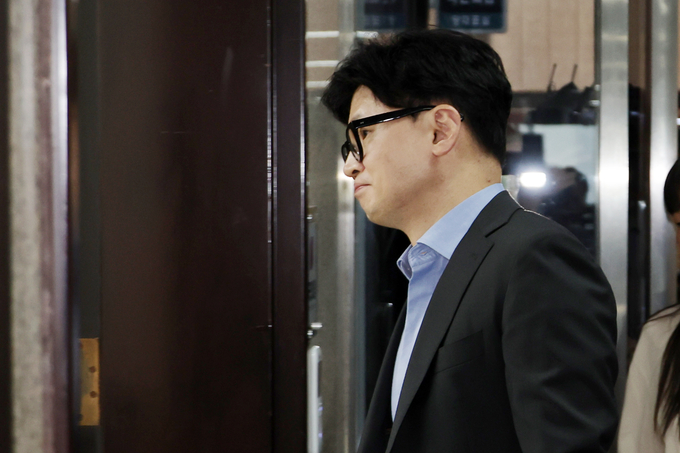 한동훈 국민의힘 대표가 28일 오전 보건복지위원회 소속 의원들과 의대 증원 계획 등 현안을 논의하기 위해 서울 여의도 국회 당대표실로 들어가고 있다. 이날 대통령실은 한 대표가 제안한 2026년 의대 정원 증원 유예에 대해 현재 정부가 내놓은 의과대학 증원 계획안을 그대로 추진하겠다는 입장을 재확인했다. (사진=연합뉴스)