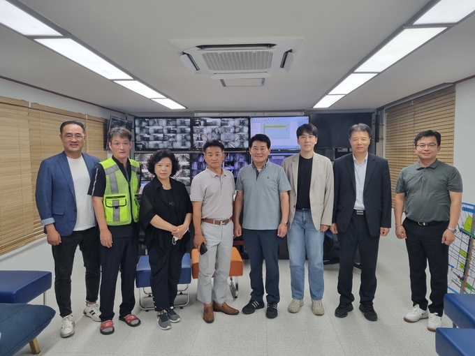정완기 안양시의회 도시건설위원장(오른쪽 네 번째)이 안양시 공동구를 방문한 뒤 의원 등과 함께 기념촬영을 하고 있다. (사진=안양시의회 제공)