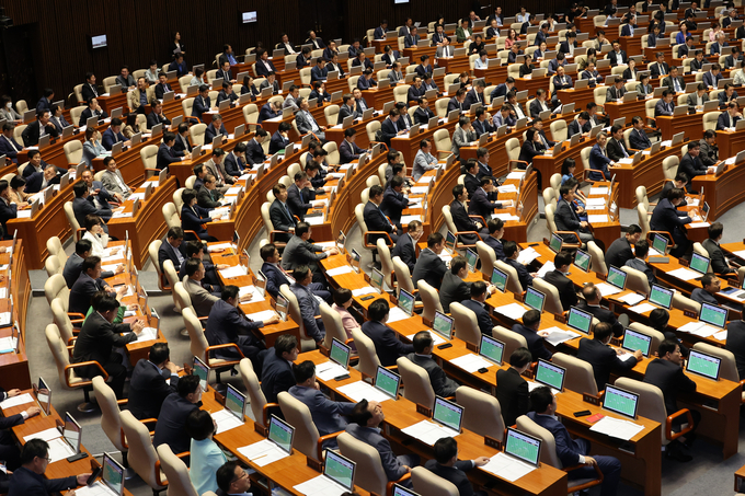 28일 오후 간호사법, 구하라법, 전세사기 특별법 등 민생 법안을 처리 중인 본회의장의 여야 의원석이 빈자리 없이 꽉 차 있다. (사진=연합뉴스)