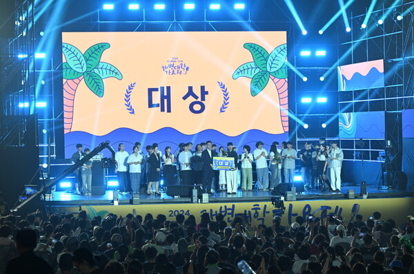부산MBC 해변 대학 가요제에서 대상을 수상하고 있는 경복대학교 안성민 학생. (사진=경복대학교 제공)