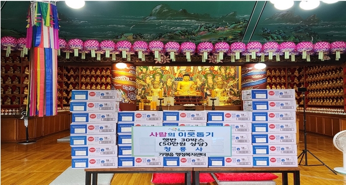 가평 청평면 비룡사 자락에 위치한 청룡사는 지난 26일 가평읍에 햇반 30박스를 기탁했다. (사진=가평읍 행정복지센터 제공)