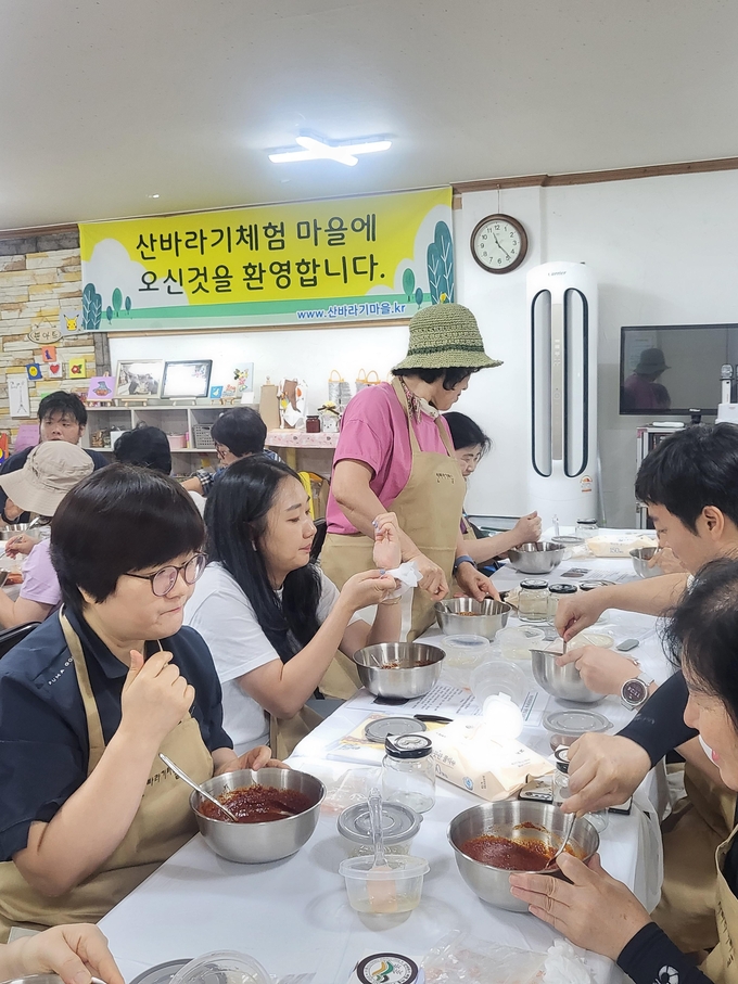 가평군은 농촌크리에이투어 사업으로 '체험나라 공화국 in(인) 가평'이라는 브랜드를 내세워 체험마을과 관광자원을 연계한 가평만의 특화된 프로그램을 개발해 운영중이다. (사진=가평군 제공)