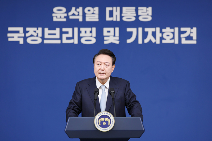 윤석열 대통령이 29일 오전 서울 용산 대통령실 청사에서 열린 ‘국정브리핑 및 기자회견’에서 질문에 답하고 있다. (사진=연합뉴스)