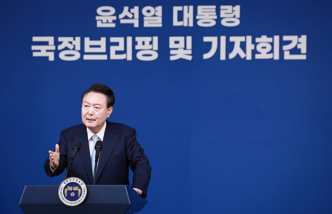 윤석열 대통령이 29일 오전 서울 용산 대통령실 청사에서 열린 ‘국정브리핑 및 기자회견’에서 의료개혁에 대한 질문에 답하고 있다. (사진=연합뉴스)