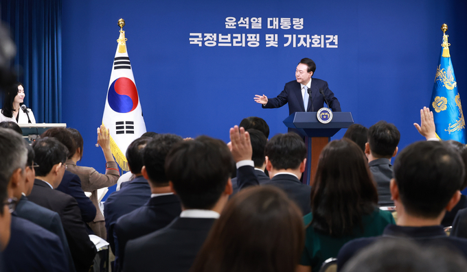 윤석열 대통령이 29일 오전 서울 용산 대통령실 청사에서 열린 ‘국정브리핑 및 기자회견’에서 취재진의 질문을 받고 있다. (사진=연합뉴스)