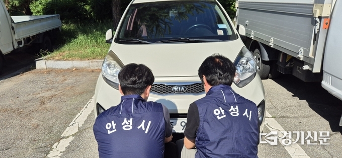 안성시 직원들이 체납차량을 단속 하고 있다. (사진=안성시 제공)