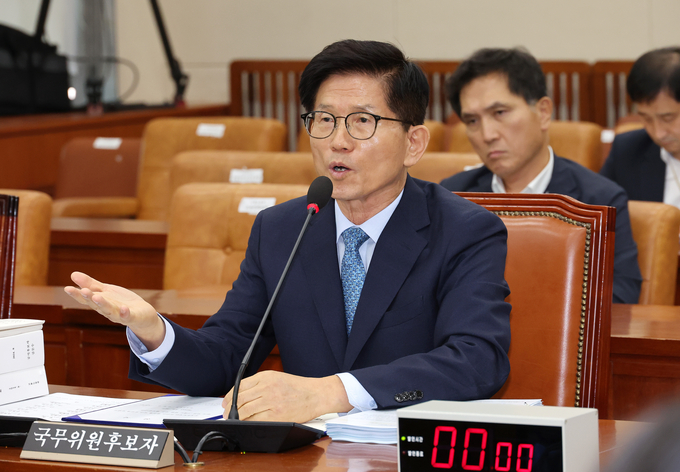 김문수 고용노동부 장관 후보자가 26일 오전 국회에서 열린 인사청문회에 참석해 더불어민주당 소속 안호영 위원장의 질문에 답변하고 있다. (사진=연합뉴스)