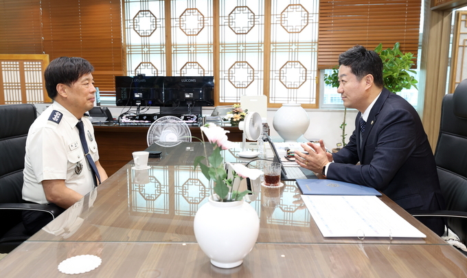 김진경(오른쪽) 경기도의회 의장과 조선호 경기도소방재난본부장이 30일 경기도의회 의장 접견실에서 차담회를 갖고 있다. (사진=경기도의회 제공)