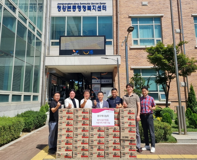 시흥시 정왕본동에 있는 봉우재 마을 11개 업체 대표로 구성된 ‘봉우재 나눔회’는 지난달에 이어 지난 29일에도 정왕본동 행정복지센터에 어려운 이웃을 위해 라면(30개입) 40상자를 전달하는 선행을 펼쳤다. (사진=시흥시 제공).