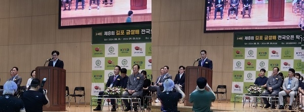 31일 김포생활체육관에서 열린 '제8회 김포금쌀배 전국탁구대회'에서 김병수 시장(왼쪽)이 환영사를 하고 있다. 이어 정진국 김포시탁구협회장이 대회사를 하는 모습. (사진=김포시체육회 제공)