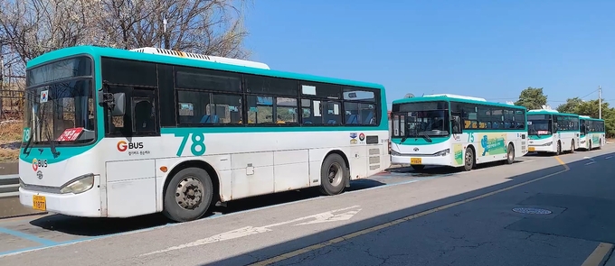 구리시 주관 '시내버스 공공관리제’가 적용되는 75번, 75-1번, 78번 등 3개 노선 버스. (사진=구리시 제공)