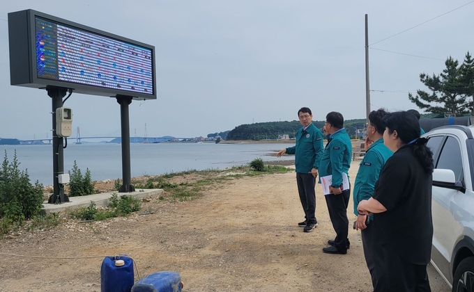 지난 6월 인천 옹진군 내리어촌계 현장 점검에 나선 시 관계자들이 LED 전광판을 확인하고 있다. ( 사진 = 인천시 제공 )