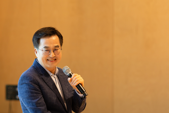 지난달 31일 봉하마을을 방문한 김동연 경기도지사가 '김대중 그리고 노무현, 미래를 준비한 대통령' 특별대담에서 사회자 질문에 답하고 있다. (사진=경기도 제공)