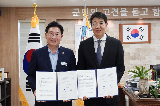 양평군은 지난 29일 국가등록문화유산인 '양평 지평양조장'의 보존을 바탕으로 지평막걸리의 홍보와 지평양조장 건물을 역사관광 거점으로 활용하기 위한 업무협약을 (주)지평주조와 체결했다. (사진=양평군 제공)
