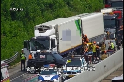  중부내륙고속도로에서 화물차 간 추돌사고가 난 모습. (사진=경기도소방재난본부 제공)