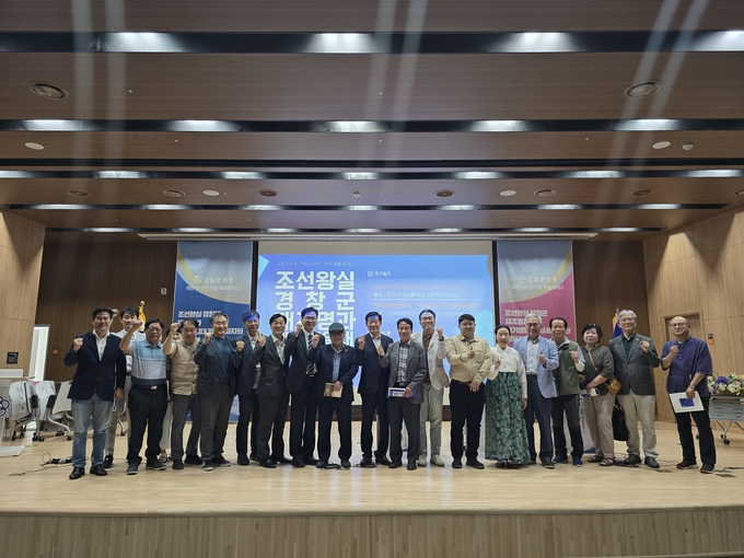 60주년을 맞은 김포문화원이 역사전문가들과 함께 김포의 풍부한 역사문화생태자원을 위한 학술세미나를 마치고 기념사진을 찍고 있다. (사진=김포문화원 제공)