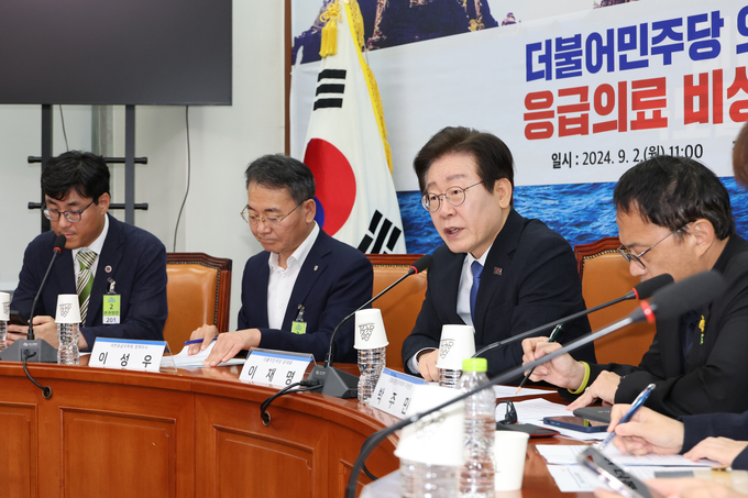 이재명 더불어민주당 대표가 2일 오전 서울 여의도 국회에서 열린 ‘의료대란대책특위-대한응급학회 응급의료 비상사태 간담회’에서 발언하고 있다. 왼쪽부터 조항주 대한외상학회 이사장(전국권역외상센터 협의회장), 이성우 대한응급의학회 정책이사(고대안암 진료부원장), 이재명 대표, 박주민 특위 위원장. (사진=연합뉴스) 