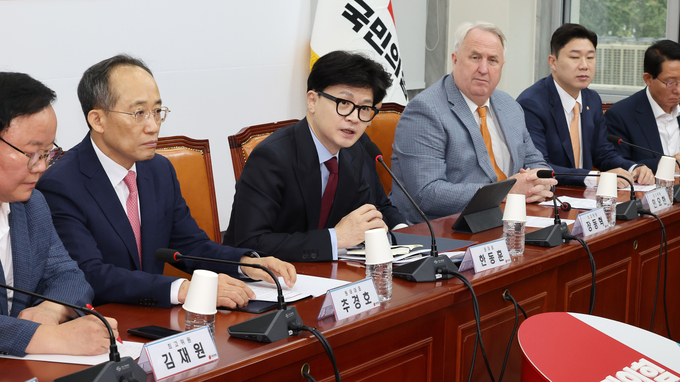한동훈 국민의힘 대표(왼쪽 세번째)가 2일 오전 국회에서 열린 최고위원회의에서 발언하고 있다. (사진=연합뉴스)