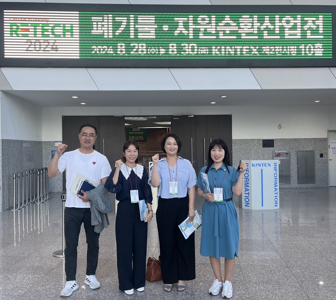 장명희 안양시의회 보사환경위원장(오른쪽 두 번째)과 의원들이 '제17회 폐기물·자원순환산업전'을 방문한 뒤 기념촬영을 하고 있다. (사진=안양시의회 제공)