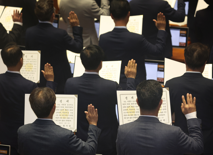  2일 국회 본회의장에서 열린 제22대 국회 개원식 겸 제418회국회(정기회) 개회식에서 의원들이 선서하고 있다. (사진=연합뉴스) 