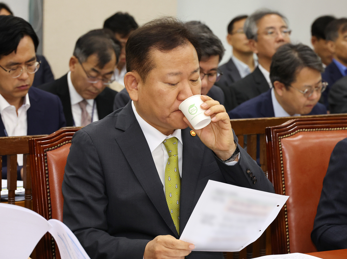 이상민 행정안전부 장관이 2일 오전 열린 국회 행정안전위원회 전체회의에 참석해 자료를 살피며 물을 마시고 있다. (사진=연합뉴스)