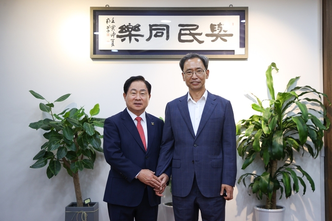 주광덕 남양주시장(왼쪽)과 최진태 신임 남양주남부경찰서장. (사진=남양주시 제공)