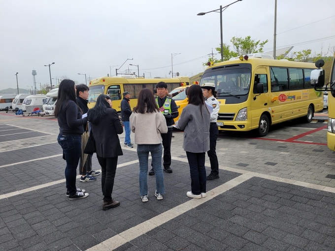 한국교통안전공단 경기남부본부 어린이통학버스 합동점검이 진행되고 있다. (사진=한국교통안전공단 경기남부본부 제공)