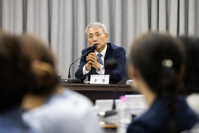 윤환 계양구청장이 민선8기 출범 2주년 사회단체 간담회에서 참석자들과 소통하고 있다. ( 사진 = 계양구청 제공 )