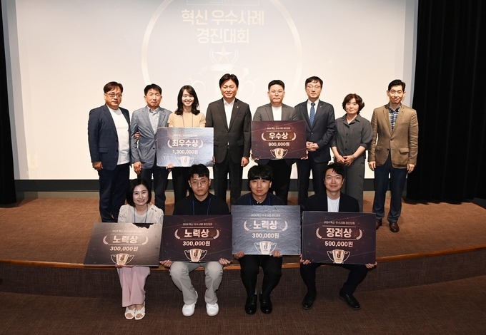 혁신 우수사례 경진대회 시장, 심사위원단 및 발표자 단체 기념사진. (사진=부천시 제공)