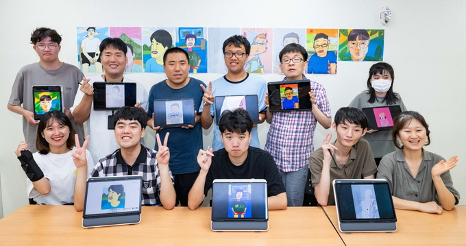 수원시 고향사랑기금 활용 사업으로 진행 중인 호매실장애인종합복지관 디지털 드로잉 작가 양성 교육 참여자 등 관계자들의 모습. (사진=수원시 제공)